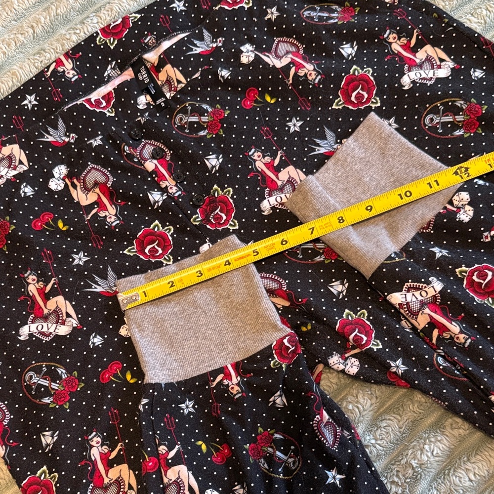 Torrid Pajama Pants She Devil with Dice Stars Hearts Diamonds Roses Plus Size 2 - Picture 5 of 6
